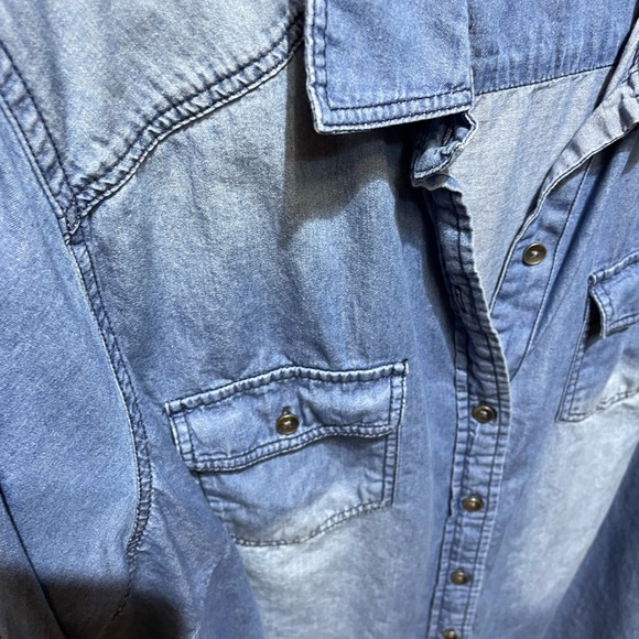 NEW NEVER WORN TORRID SIZE 2X (2 plus sizes at torrid) JEAN  SHIRT - Picture 3 of 4